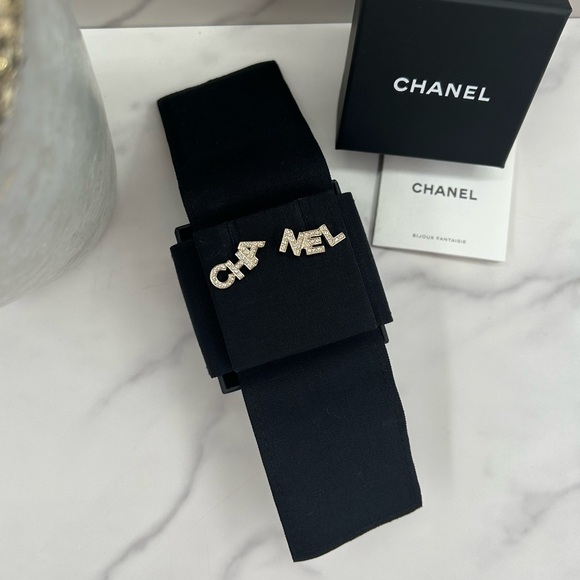 ⚫️🔥RARE! CHANEL•21V ‘CHA NEL’ Rhinestone Earrings - Picture 1 of 3